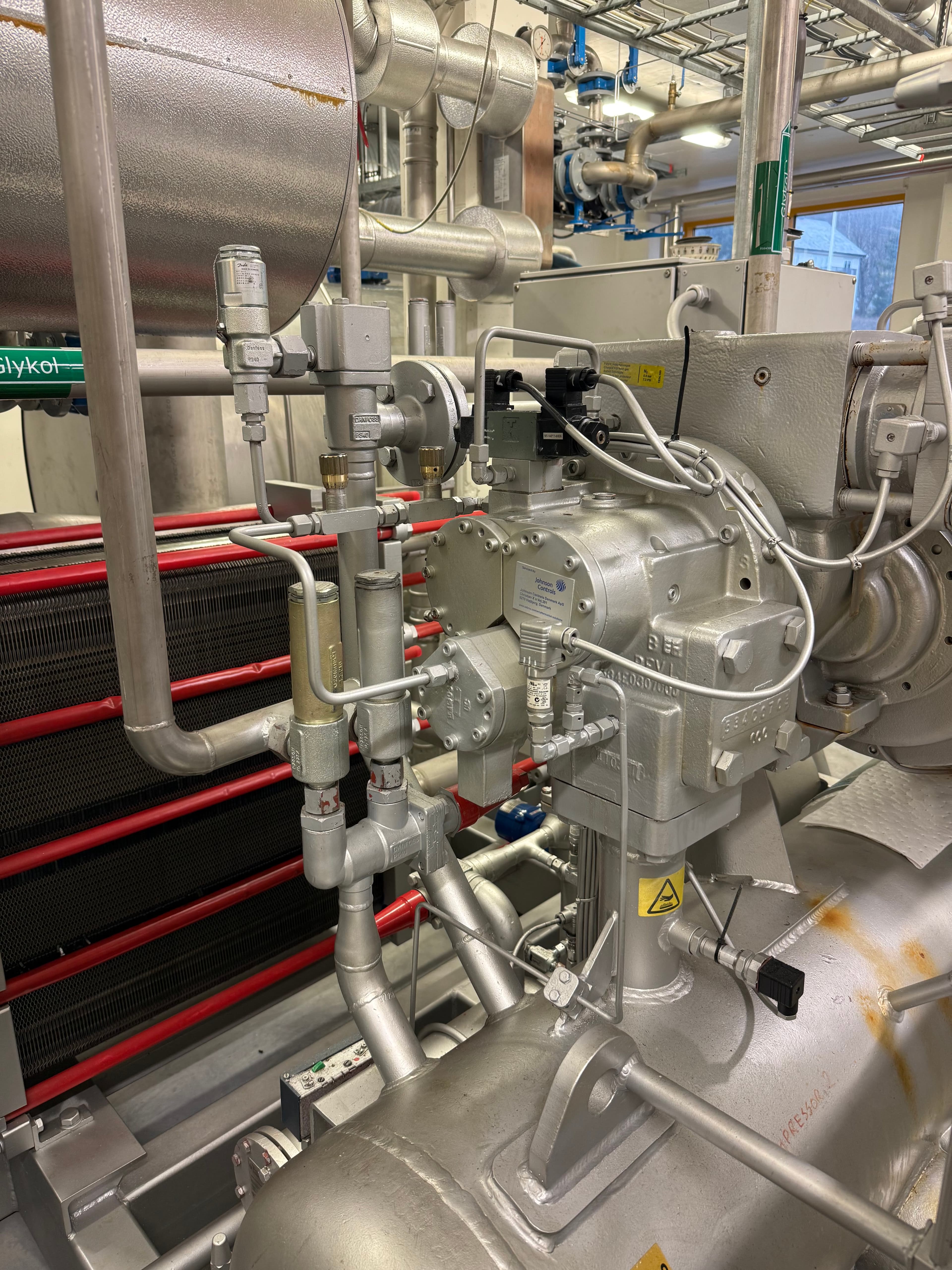 Industrielt maskinrom med kompressor